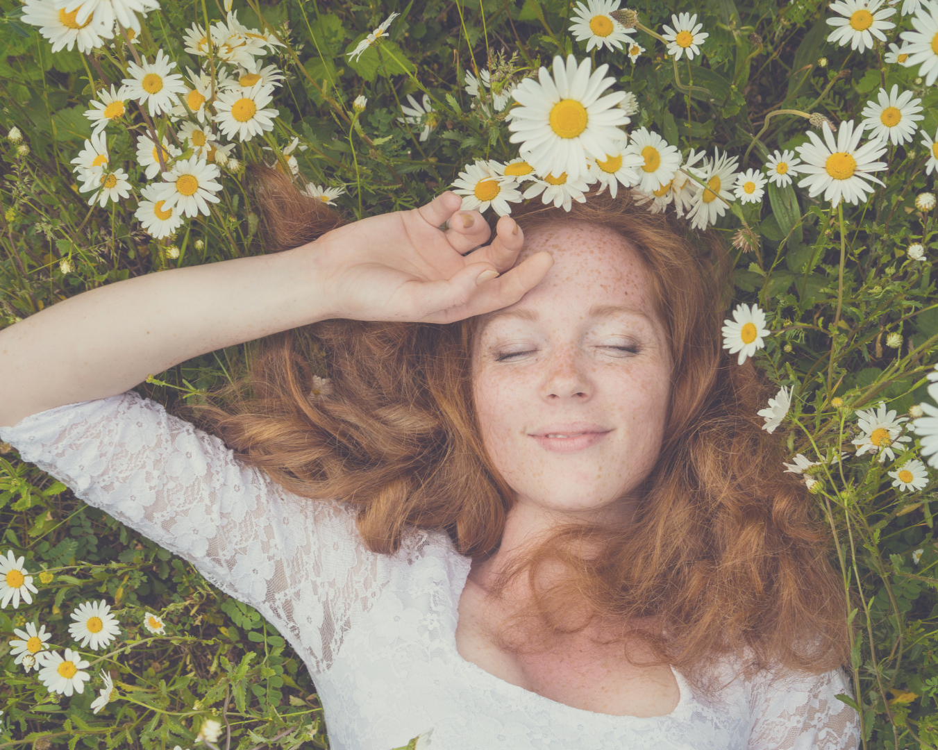 Frau in Gras nach Allergien
