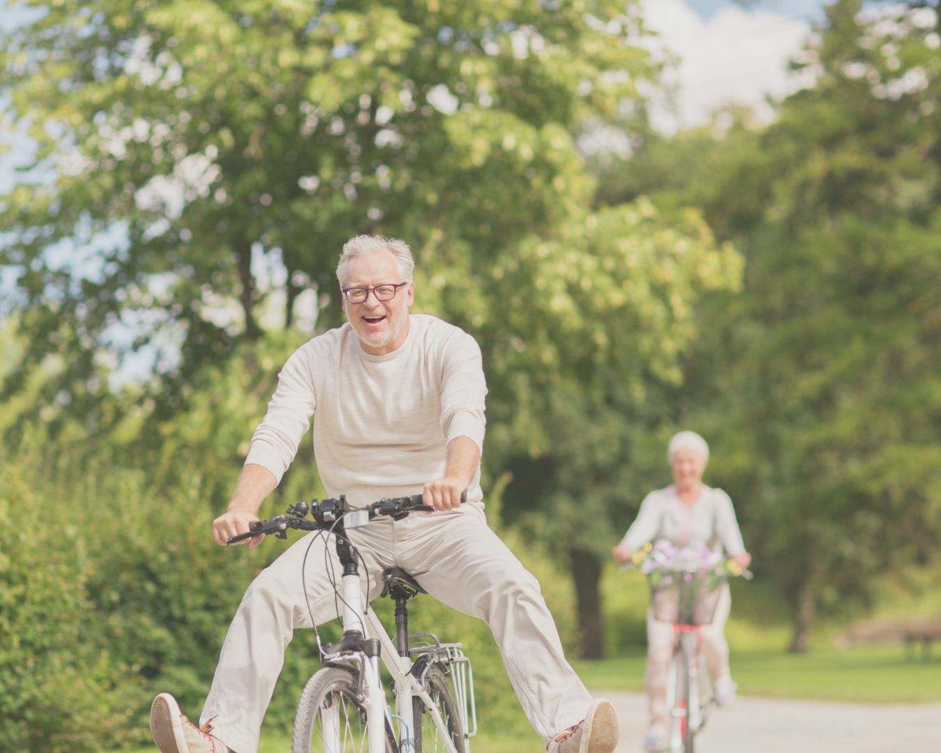Paar fährt Rad in Natur nach Allergien