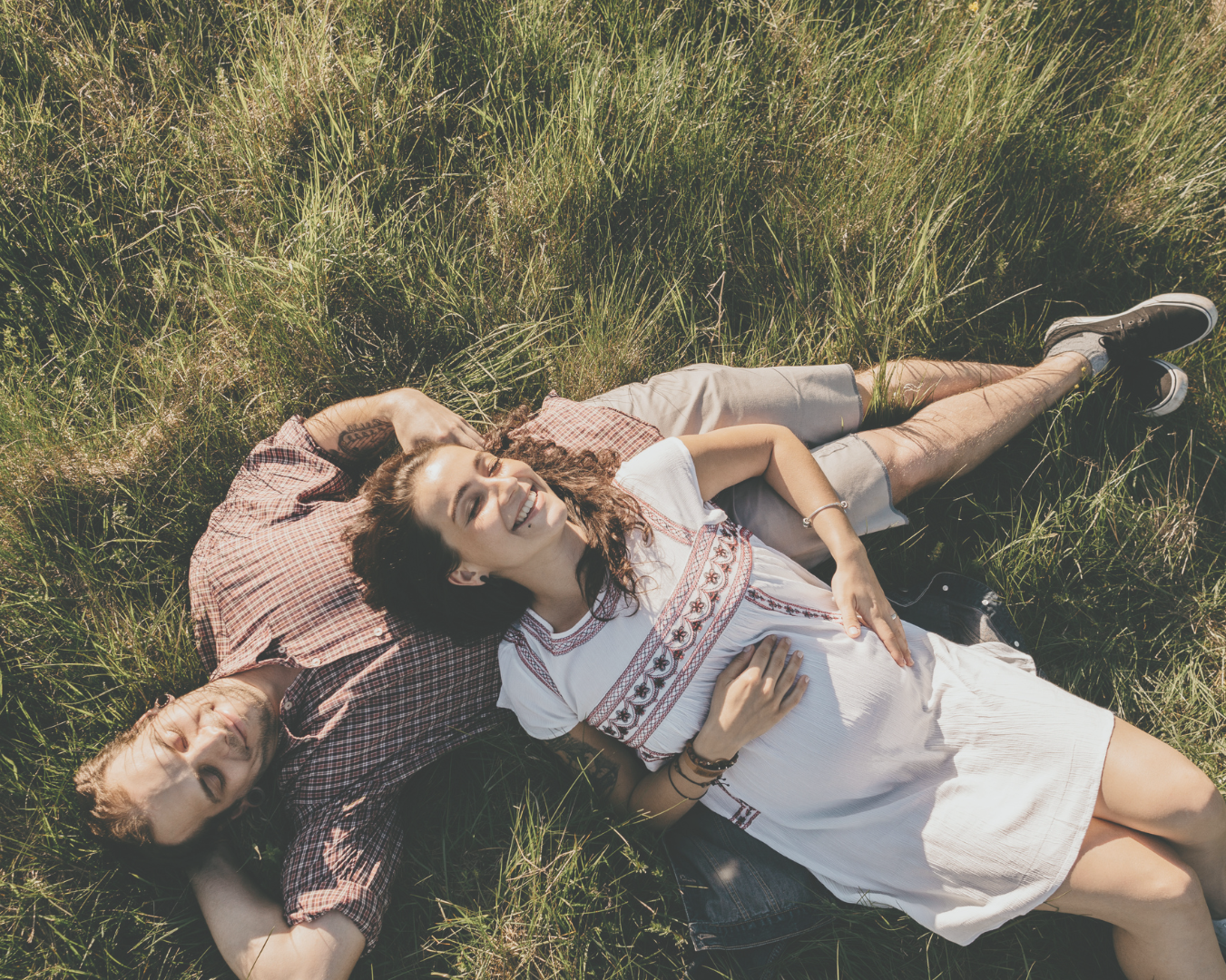 Paar in Wiese atmet frei nach Allergien